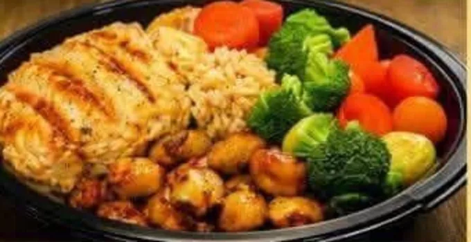 Repas équilibré : poulet grillé, riz, légumes